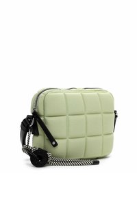Bolso bandolera acolchado verde con textura de acolchado, acentos en negro y una correa en contraste. Cuenta con un cierre de doble cremallera.