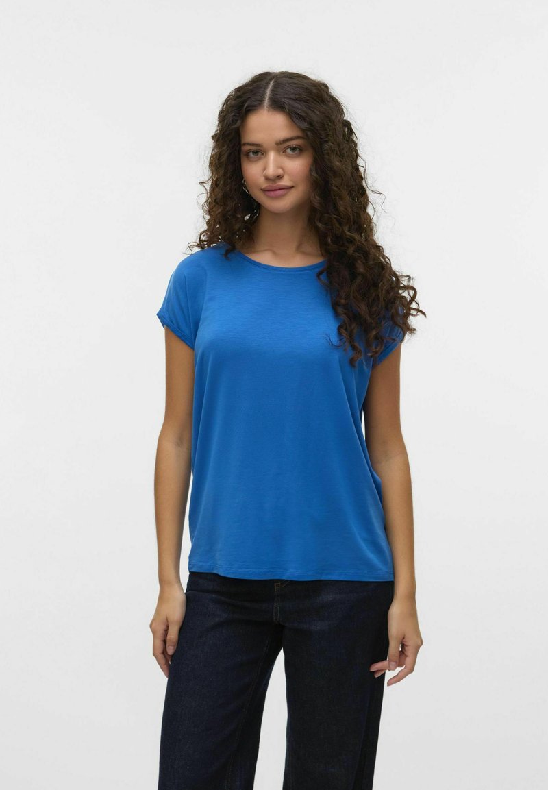Blauw T-shirt met korte mouwen van lichtgewicht stof, met een ronde halslijn, een ontspannen pasvorm en een gebogen zoom, gecombineerd met donkere spijkerbroeken.