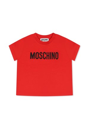 T-shirt in cotone rosso con maniche corte, collo a giro, e un audace logo nero "MOSCHINO" sulla parte anteriore. Bottoni a pressione sulla spalla.