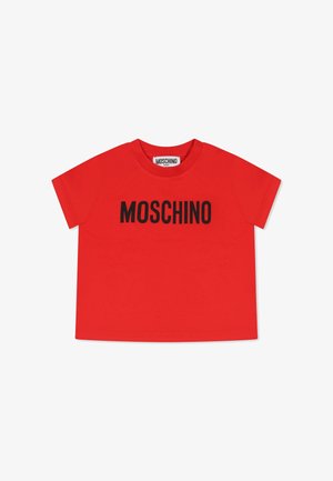T-shirt in cotone rosso con maniche corte, collo a giro, e un audace logo nero "MOSCHINO" sulla parte anteriore. Bottoni a pressione sulla spalla.