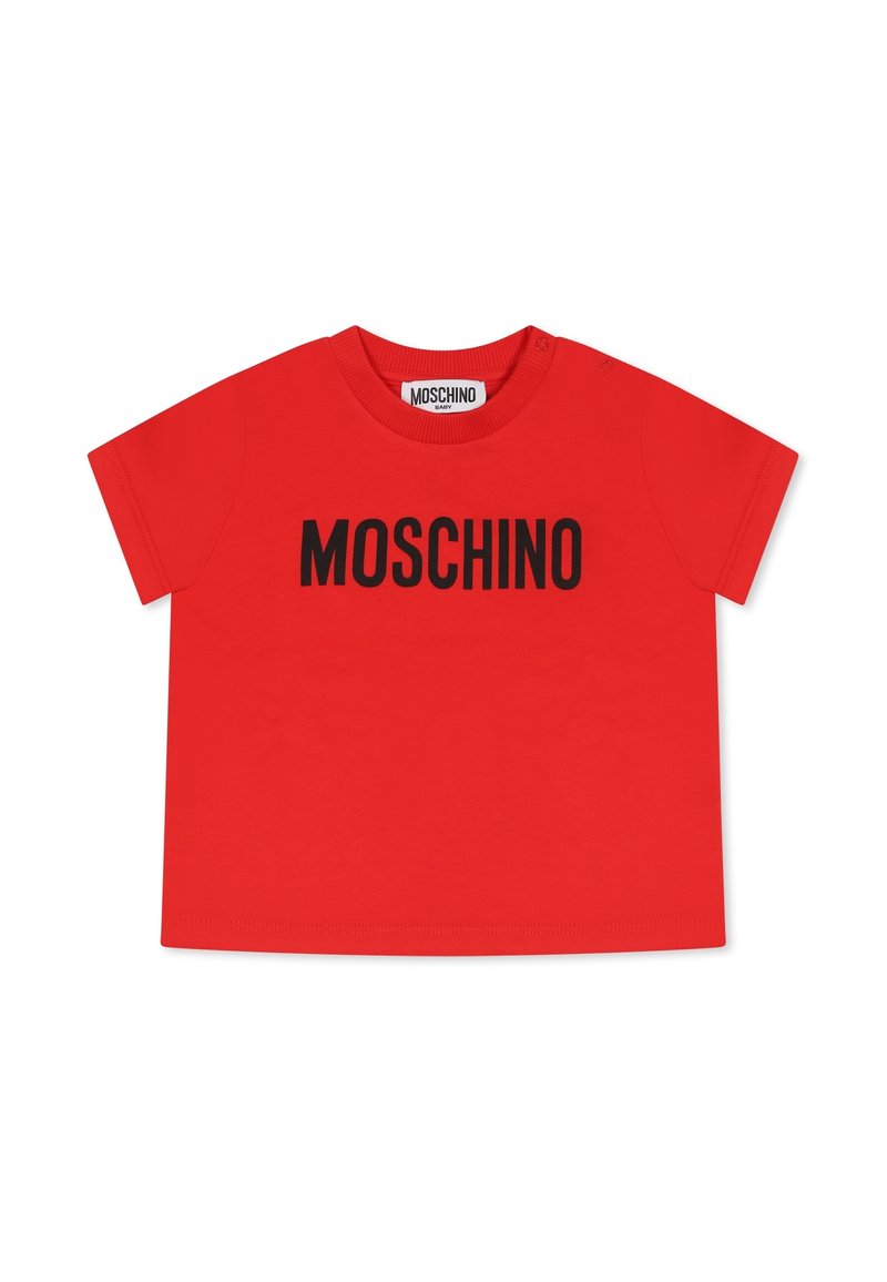 T-shirt in cotone rosso con maniche corte, collo a giro, e un audace logo nero "MOSCHINO" sulla parte anteriore. Bottoni a pressione sulla spalla.