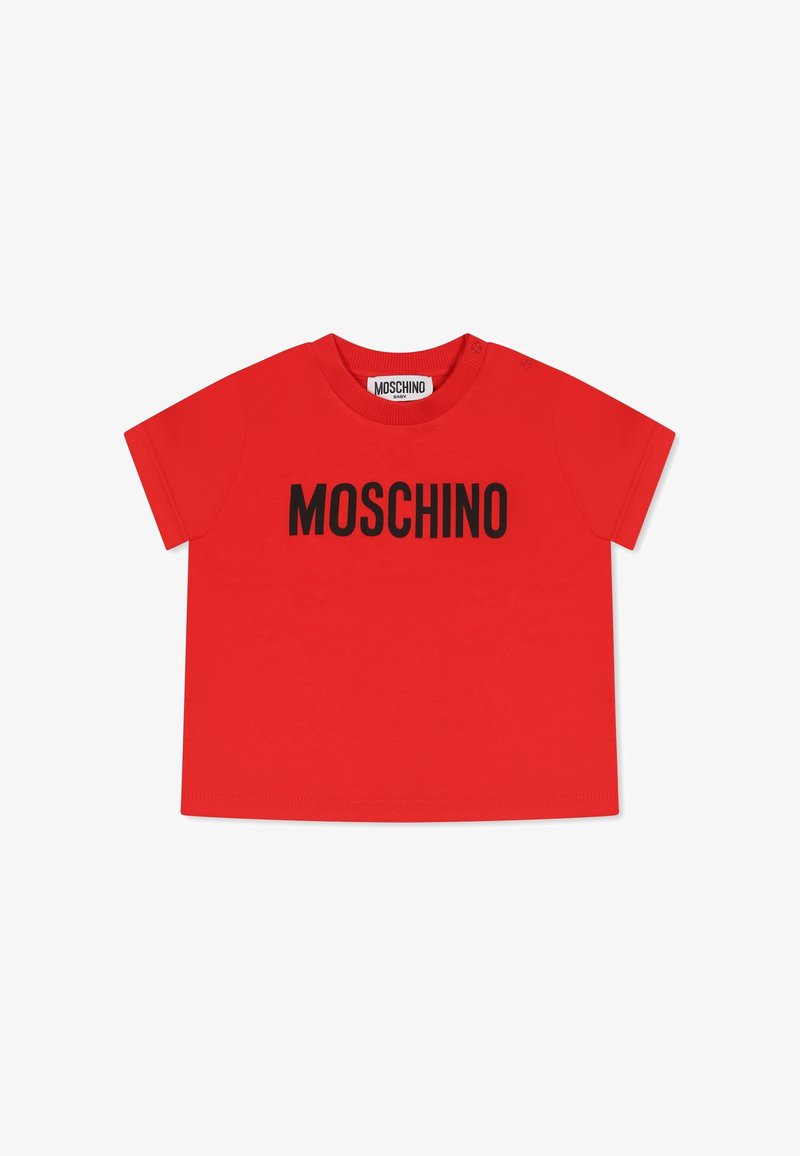 T-shirt in cotone rosso con maniche corte, collo a giro, e un audace logo nero "MOSCHINO" sulla parte anteriore. Bottoni a pressione sulla spalla.