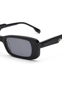 Occhiali da sole neri con lenti rettangolari, montatura spessa, aste nere testurizzate e un dettaglio a forma di stella dorata su un lato.