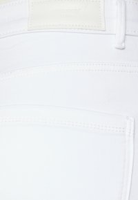 Vero Moda Petite Vaqueros pitillo - white