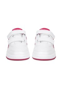 Baltos sportbačiai su rožiniais akcentais, tekstūruota oda, dvi Velcro užsegimo juostos, apvalus pirštas ir paminkštinta apykaklė. Prekės ženklas matomas ant liežuvio.