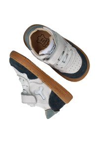 Leren kindersneakers, witte en marineblauwe suède accenten, grijze details, geperforeerde neus, rubberen zool, verstelbare band, gevoerde binnenkant.