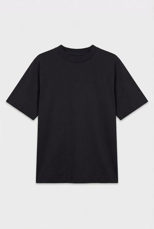 Μαύρο μπλουζάκι με κοντά μανίκια και στρογγυλή λαιμόκοψη, απλωμένο σε λευκό φόντο, με την μπροστινή όψη να φαίνεται χωρίς ορατά λογότυπα ή σχέδια.