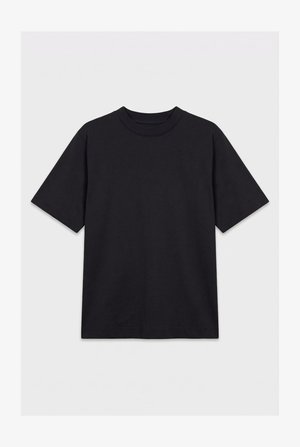 Μαύρο μπλουζάκι με κοντά μανίκια και στρογγυλή λαιμόκοψη, απλωμένο σε λευκό φόντο, με την μπροστινή όψη να φαίνεται χωρίς ορατά λογότυπα ή σχέδια.