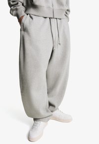 Bershka BALLOON - Donji dijelovi trenirke - dark grey