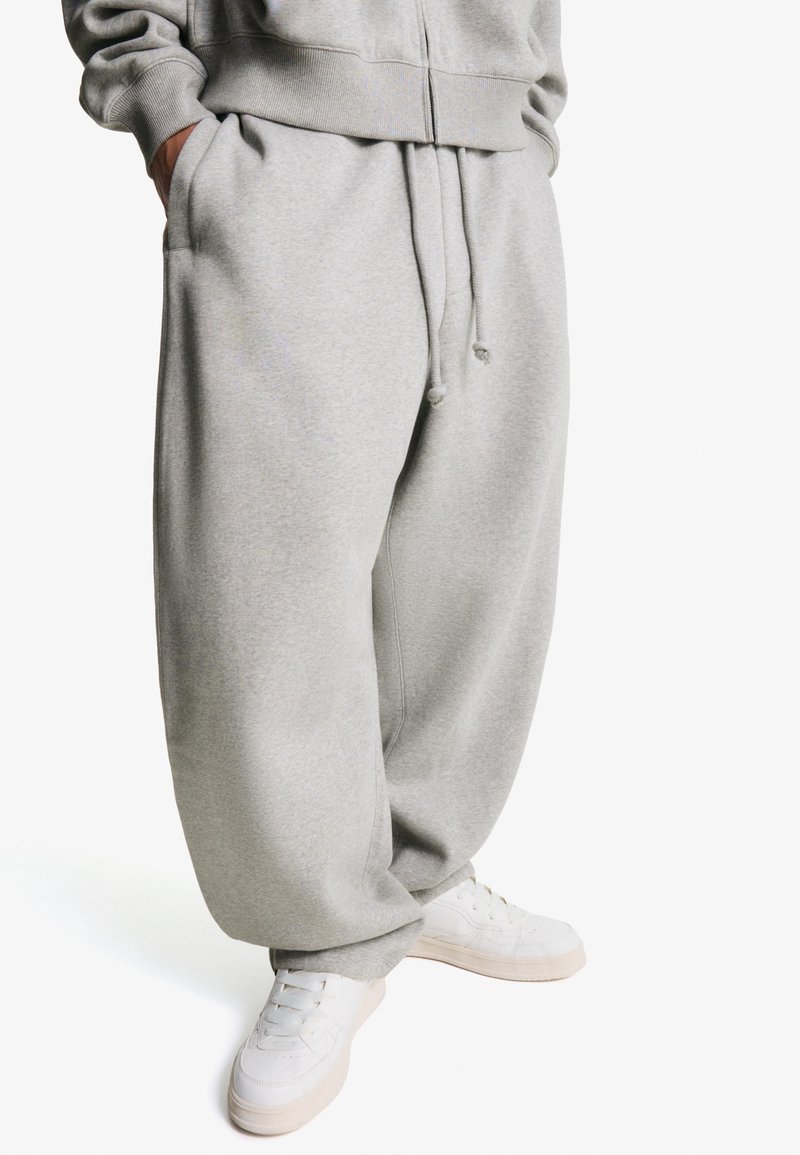 Bershka BALLOON - Donji dijelovi trenirke - dark grey
