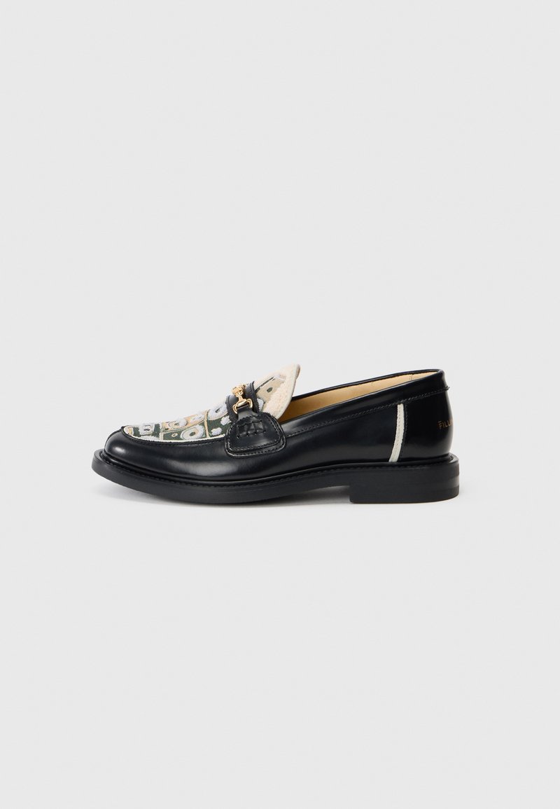 Svarta läderloafers med en dekorativ mönstrad textilfront, som har en metallaccent i guldton och en tjock gummisula.