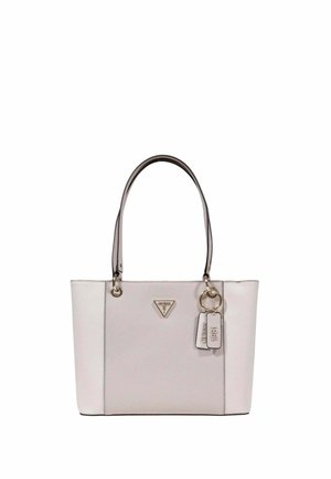 Sac cabas en cuir blanc avec doubles poignées, plaque de logo triangulaire et deux étiquettes porte-clés suspendues.