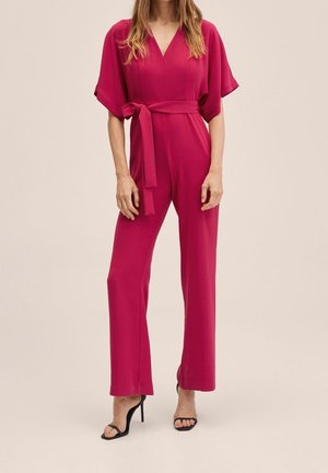 Combinaison fuchsia à manches courtes, encolure en V, taille ceinturée et jambes larges. Tissu lisse avec une silhouette élégante et cintrée.