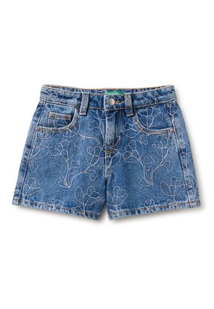 Short en jean bleu avec broderie florale blanche, passants de ceinture, bouton devant, fermeture éclair et poches avant et poche à monnaie.