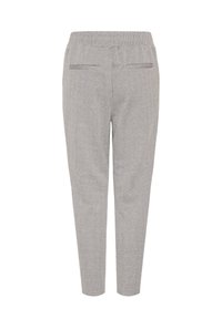 Pantalon gris à motif chevrons, fuselé, avec une ceinture élastique et deux poches passepoilées à l'arrière, vu de dos.