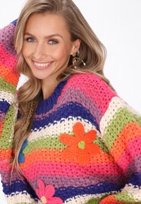 Bunter gestrickter Pullover mit Streifen in Pink, Lila, Blau, Grün und Orange, oversized Blütenapplikationen und strukturierter Oberfläche.
