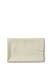 Tessuto piegato di colore beige chiaro con un sottile motivo a zigzag e una consistenza morbida, posato su uno sfondo bianco.