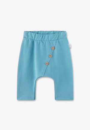 Hellblaue Baumwollshorts mit einem elastischen Taillenbund, ausgestattet mit einem diagonalen Knopfverschluss mit drei Holzknöpfen auf der Vorderseite.