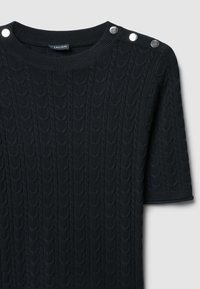 Schwarzer gestrickter Pullover mit einem gerippten Halsausschnitt, kurzen Ärmeln und dekorativen Metallknöpfen an der Schulter. Verfügt über ein strukturiertes Zopfmuster.