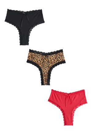 Trois strings pour femmes ornés de dentelle : un noir, un imprimé léopard avec dentelle noire, et un rouge avec bordure de dentelle assortie et petits nœuds à l'avant.