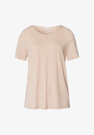 T-shirt a maniche corte con scollo a barca in beige chiaro, realizzata in tessuto morbido e strutturato. Presenta una vestibilità rilassata e dettagli di design minimi.