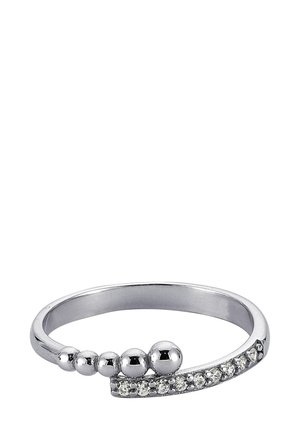 Bague en argent avec trois accents sphériques et une rangée de petits cristaux clairs le long de l'anneau, présentant un design courbé.