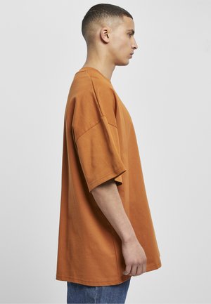 Karl Kani CHEST SIGNATURE TEE UNISEX - Základné tričko - cognac