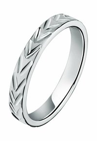 Anello in argento con un motivo a chevron inciso che si ripete sulla superficie esterna, interno liscio e lucido.