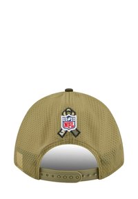 Olivgrüne Baseballkappe mit Netzrücken, ausgestattet mit einem gestickten NFL-Logo und Banddetails. Verstellbarer Snapback-Verschluss.