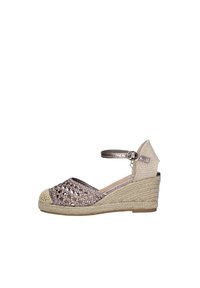 Espadrille de cuña con parte superior de bronce metálico y tacón de yute trenzado. Presenta una correa al tobillo y un panel lateral texturizado y con estampado.