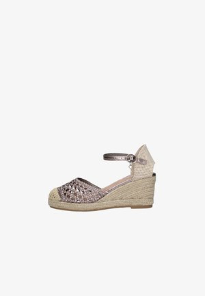 Espadrille à talon compensé avec une tige en bronze métallique et un talon en jute tissé. Elle présente une bride à la cheville et un panneau latéral texturé et à motifs.