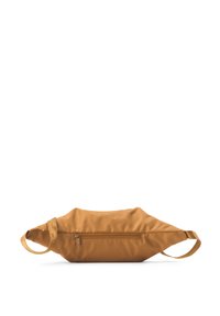 Braune Stoff Hüfttasche mit schlanker Form, verstellbarem Gurt und einer Reißverschlusstasche auf der Vorderseite. Glatte Textur, minimalistisches Design.