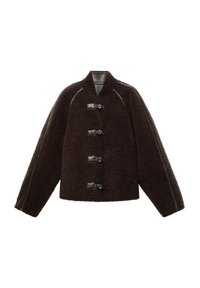 Giacca morbida di colore marrone scuro con chiusure a toggles in pelle, maniche lunghe e colletto alto, posata su uno sfondo bianco.