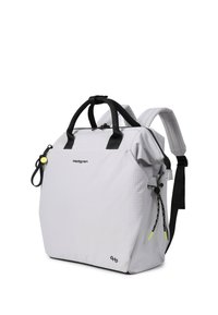 Sac à dos Hedgren gris clair avec des bretelles noires, des poignées supérieures et une poche frontale zippée avec des détails à cordon sur fond blanc.