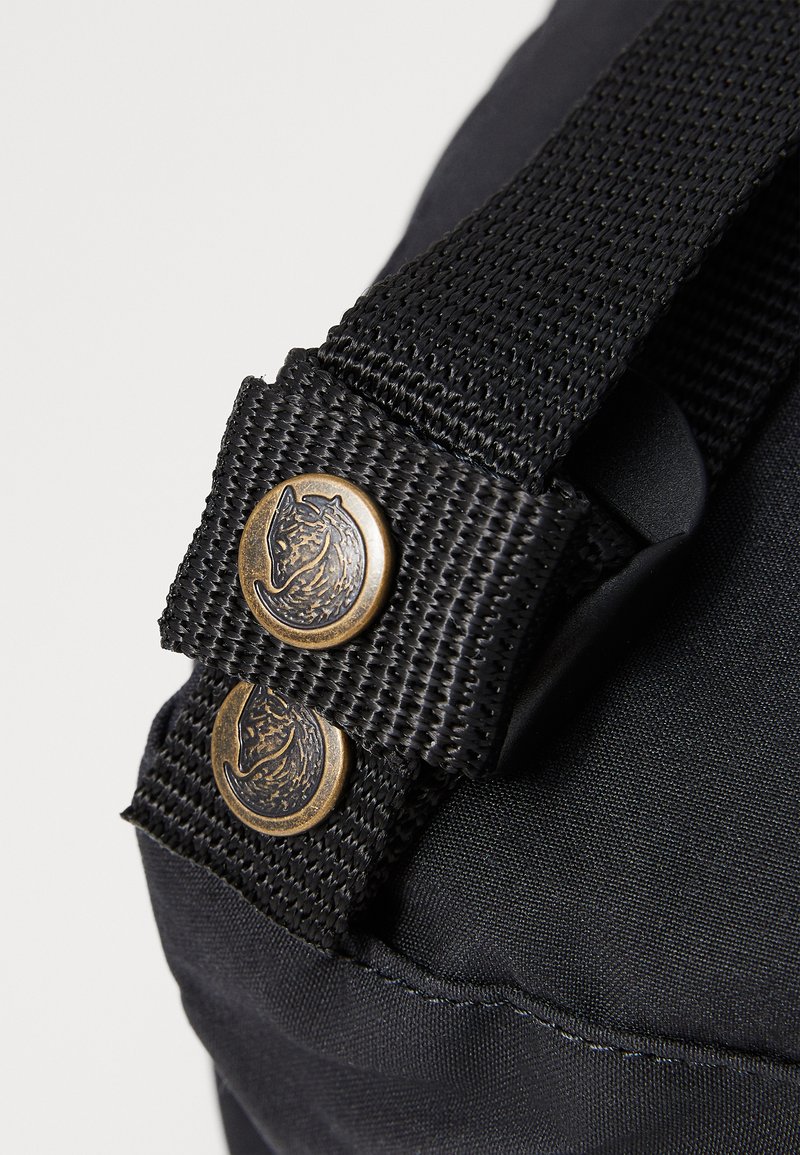 Sac Fjällräven Kånken Mini Noir/Arc-en-ciel - Scratch & Dent, Bon état