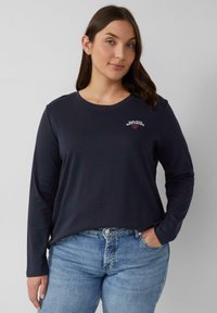 Dunkelblaues Langarm-T-Shirt aus weichem Stoff, mit Rundhalsausschnitt und einem kleinen weißen Grafik "Bonjour Mon Amour" auf der Brust.