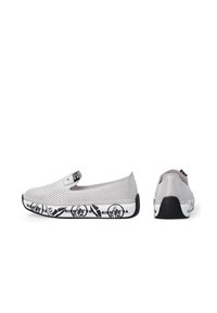 Graue perforierte Slipper mit einer schwarz-weißen gemusterten Sohle, ausgestattet mit einem kleinen Riemen an der Seite für ein einfaches An- und Ausziehen.