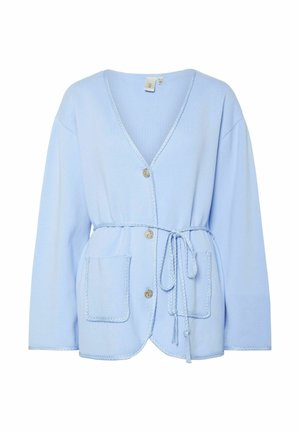 Cardigan bleu clair avec un col en V, manches longues, quatre boutons, une taille à nouer et deux poches avant avec des accents de texture tressée.
