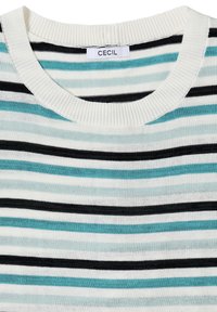 Gros plan d'un pull blanc côtelé à col rond avec des rayures horizontales noires, blanches, turquoise et bleu clair, portant l'étiquette Cecil au col.