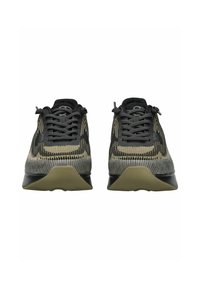 Texturované tenisky v černé a olivově zelené, s síťovaným svrškem, šněrováním a silnou gumovou podrážkou s mírným podpatkem.