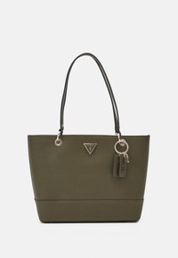 Olivgrön strukturerad tote-väska med dubbla axelremmar, metall-logoplack och dekorativ nyckelring med varumärkesetiketter.