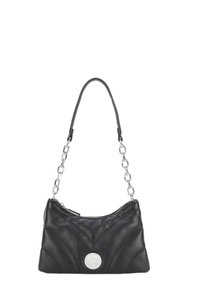Borsa a mano in pelle nera con tracolla a catena, design curvo e trapuntato, hardware in argento e accentuazione del logo nella parte frontale. Chiusura con zip nella parte superiore.