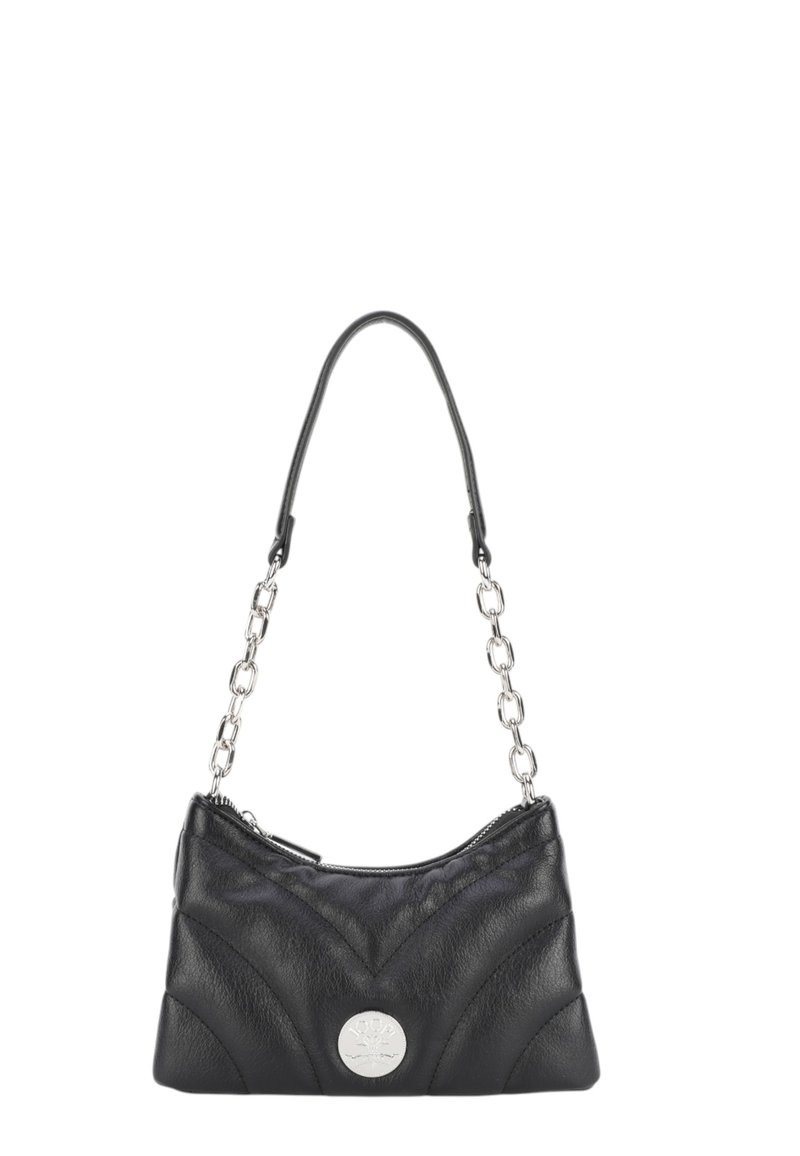 Borsa a mano in pelle nera con tracolla a catena, design curvo e trapuntato, hardware in argento e accentuazione del logo nella parte frontale. Chiusura con zip nella parte superiore.