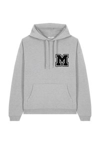 Felpa grigia in cotone, dotata di una tasca frontale a marsupio, polsini a costine e un logo nero "M" sul petto. Design semplice e rilassato.