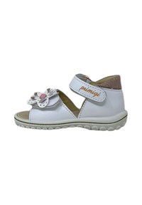 Sandalo bianco con cinturino in velcro, caratterizzato da un fiore decorativo con un centro rosa. Suola testurizzata con impugnature rotonde. Progettato per il comfort.