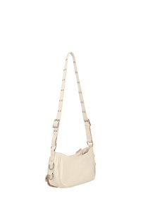Axelväska i krämfärgat läder med justerbar rem som har metalliska detaljer och dragkedja. Mjuk textur, rundad form, minimalistisk design.