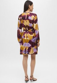Abito a maniche corte con motivo tie-dye, caratterizzato da fantasie viola, gialle e bordeaux. Realizzato in tessuto leggero con vita aderente e vestibilità comoda.