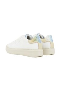 Sneakers bianchi con tomaia in pelle liscia, dettagli azzurri e glitter sul tallone, e una suola chunky di colore crema.