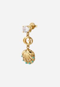 Orecchino a forma di conchiglia in oro con un cristallo e un logo 'G' pendente. Accentuato da perline turchesi e con dettagli rigati sulla conchiglia.