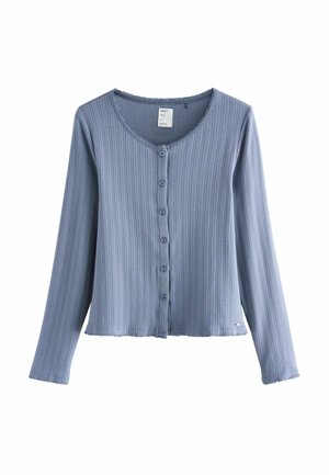 Lichtblauwe geribbelde cardigan met lange mouwen, een ronde hals en zes knopen aan de voorkant. Afgewerkt met een geschulpte zoom en textuur.